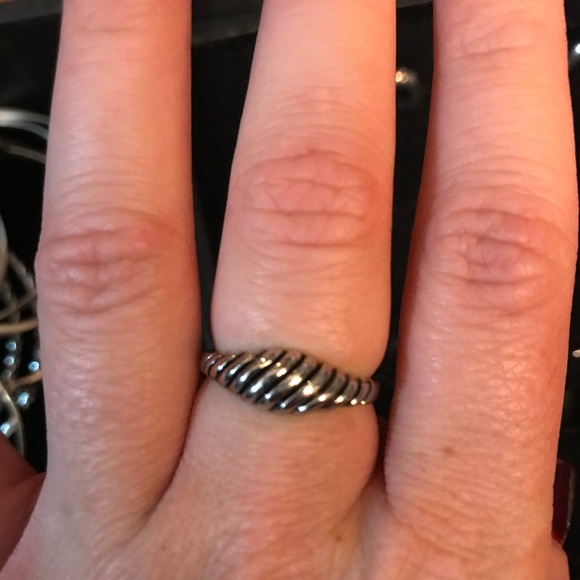 Silver Ring with Shell type design - Picture 2 of 3